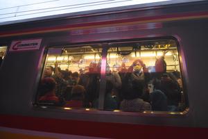 PENUMPANG KRL BOGOR-JAKARTA RAWAN TERPAPAR COVID-19