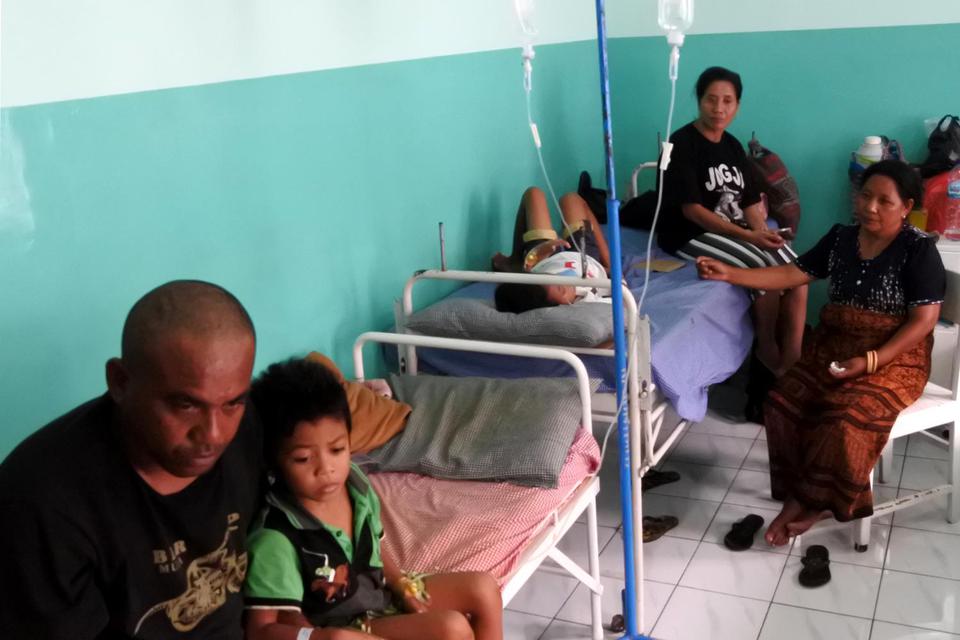 Sejumlah orang tua menjaga anaknya yang sedang dirawat akibat terserang demam berdarah dengue (DBD) di RS swasta Santo Gabriell Kewapante di Kabupaten Sikka, NTT, Kamis (12/3/2020). 