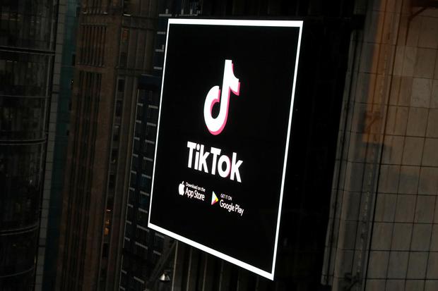Andrew Kelly Logo TikTok dipasang pada layar diatas Times Square di Kota New York, Amerika Serikat, Jumat (6/3/2020).