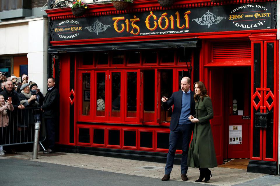 Phil Noble Pangeran William dan istrinya Catherine, Duchess of Cambridge, meninggalkan pub Tig Colli di Galway, Irlandia, Kamis (5/3/2020).