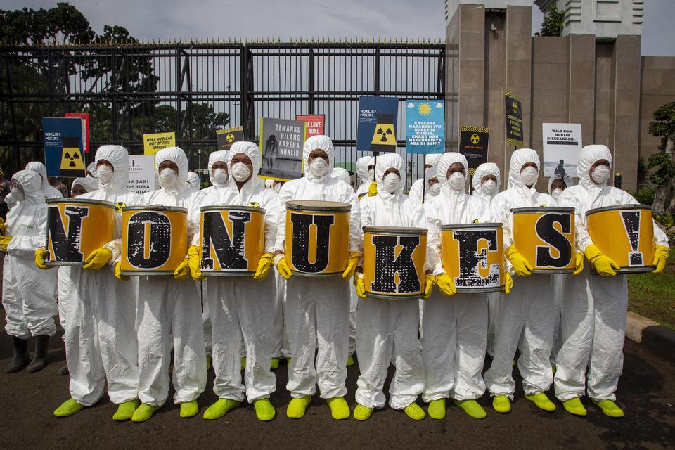 Aktivis Greenpeace menggelar aksi damai kreatif di depan gedung DPR, Jakarta, Jumat (13/3/2020). Aksi sebagai bagian dari Peringatan 9 Tahun Bencana Fukushima tersebut untuk mengingatkan masyarakat juga pemangku kepentingan akan bencana yang disebabkan ol