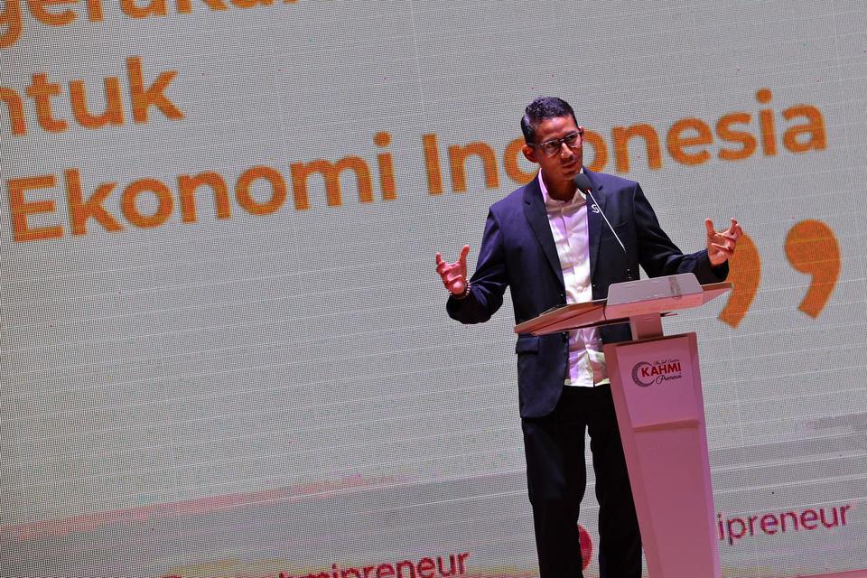 Pengusaha Sandiaga Uno menyampaikan paparannya dalam acara 'Opposition Leaders Economic Forum' di Jakarta, Jumat (13/2/2020). Acara yang juga menghadirkan ekonom Rizal Ramli, Anthony Budiawan, dan pengamat ekonomi Bhima Yudhistira tersebut membahas tema