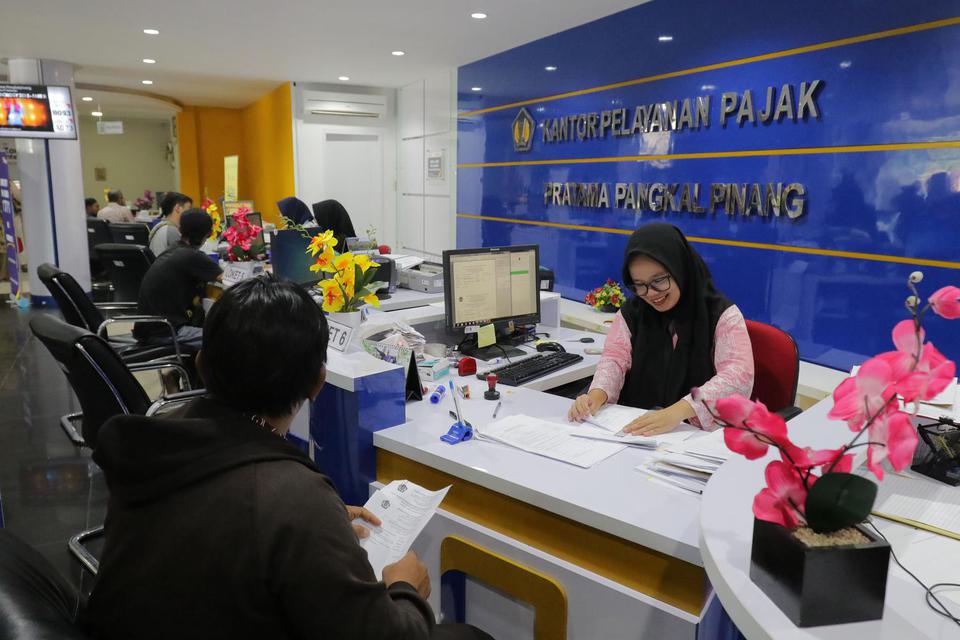 Ilustrasi, petugas pajak melayani wajib pajak di Kantor Pelayanan Pajak (KPP).