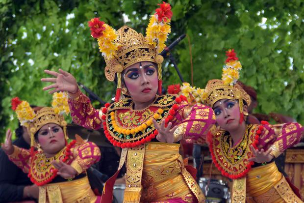 Tiga seniman membawakan Tari Condong dalam pagelaran tari Bali klasik di Tanah Lot Art and Food Festival #3, Tabanan, Bali, Sabtu (14/3/2020). Kegiatan tersebut merupakan bagian dari program pelestarian seni budaya Bali sekaligus untuk membantu pemulihan 