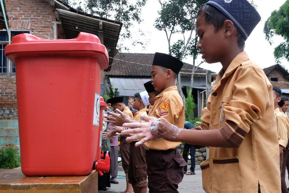Sejumlah pelajar mempraktekkan cara mencuci tangan yang benar di Madrasah Ibtidaiyah (MI) AL HIdayah Mudal, Temanggung, Jawa Tengah, Sabtu (14/3/2020). Kegiatan Gerakan Cuci Tangan dengan benar tersebut untuk memberikan pendidikan kepada pelajar pentingny