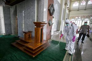 PENYEMPROTAN DISINFEKTAN DI MASJID RAYA BATAM