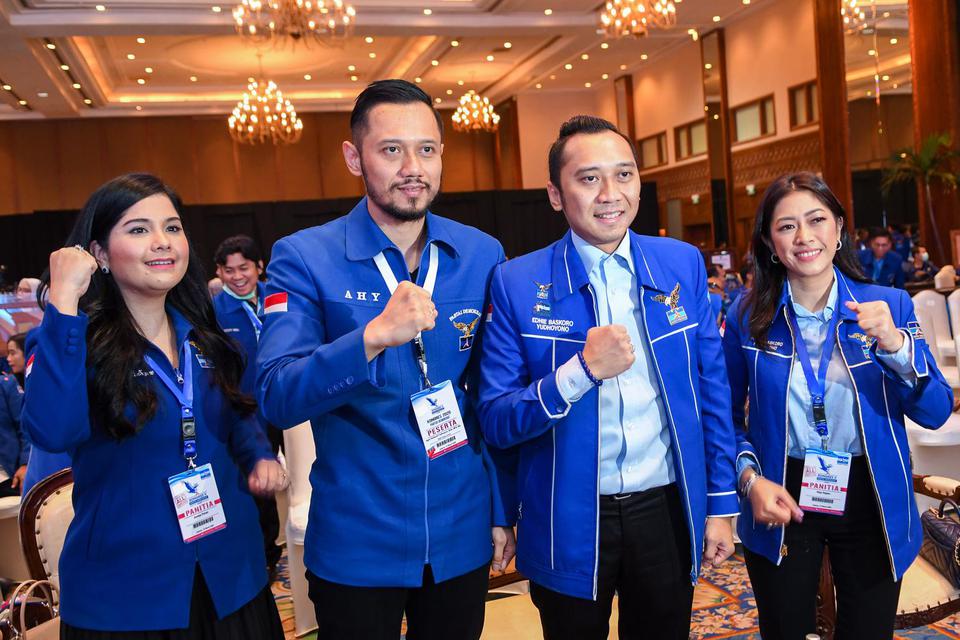 Putra dari Ketua Umum Partai Demokrat, Susilo Bambang Yudhoyono, Agus Harimurti Yudhoyono (kedua kiri) didampingi istri Annisa Pohan (kiri), Edhie Baskoro Yudhoyono (kedua kanan) dan istri Siti Rubi Aliya Rajasa (kanan) berpose disela-sela pembukaan Kongr