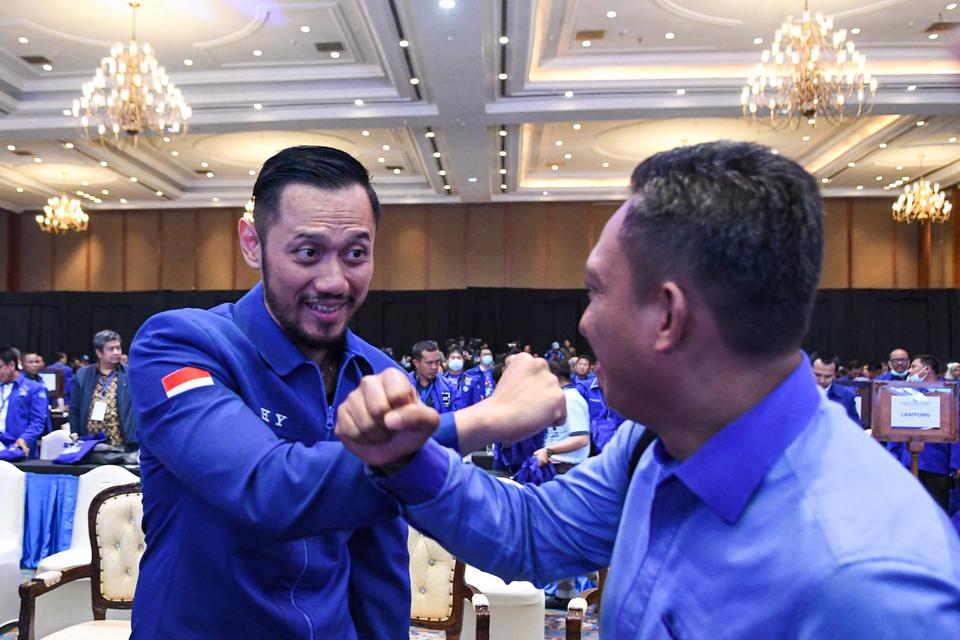 Ketua Umum Partai Demokrat yang baru, Agus Harimurti Yudhoyono (kiri) beradu siku saat mendapat ucapan selamat dari kader pada Kongres V Partai Demokrat di Jakarta, Minggu (15/3/2020). Dalam kongres tersebut, Agus Harimurti Yudhoyono terpilih secara aklam