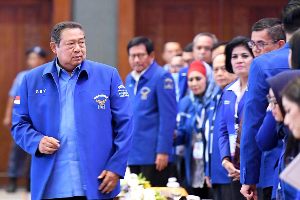 Ketua Majelis Tinggi Partai Demokrat, Susilo Bambang Yudhoyono (kiri) berjalan meninggalkan ruangan usai Kongres V Partai Demokrat di Jakarta, Minggu (15/3/2020). 