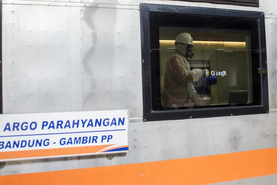 Petugas menyemprotkan cairan disinfektan pada gerbong Kereta Argo Parahyangan di Stasiun Bandung, Jawa Barat, Minggu (15/3/2020). Seluruh area di Stasiun Bandung disemprot disinfektan guna mengantisipasi dan menutup sebaran Virus Corona (COVID-19) yang me