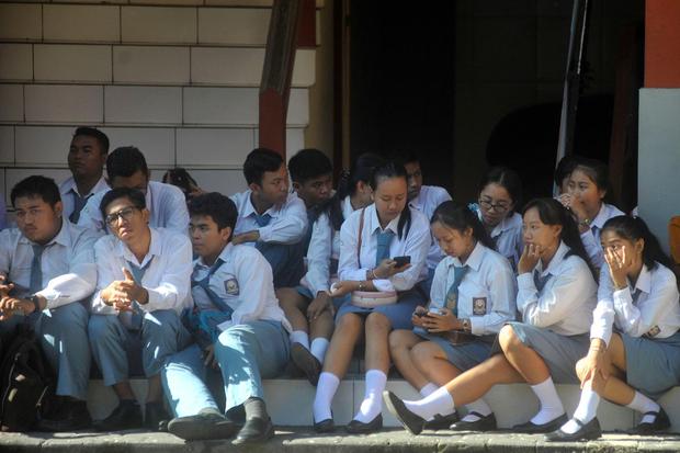 Sejumlah siswa menyimak pengarahan terkait ditundanya pelaksanaan Ujian Nasional Berbasis Komputer (UNBK) di SMK Pariwisata Dalung, Badung, Bali, Senin (16/3/2020). Pemerintah Provinsi Bali memutuskan untuk menunda pelaksanaan UNBK jenjang SMK di seluruh 