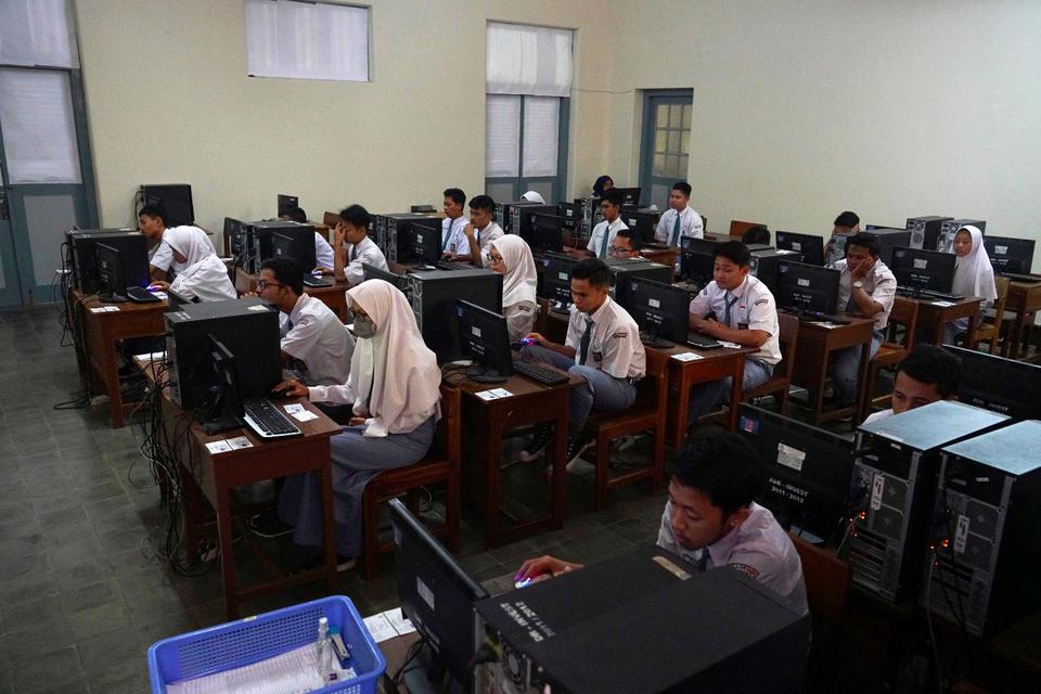 Siswa mengikuti Ujian Nasional Berbasis Komputer (UNBK) di SMK Negeri 2 Yogyakarta, Jetis, DI Yogyakarta, Senin (16/3/2020).