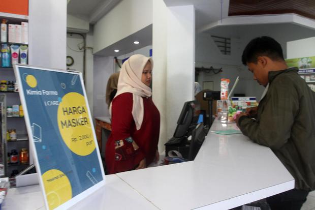 Petugas apotek melayani konsumen di apotek Kimia Farma Padang, Sumatera Barat, Senin (16/3/2020). Pemerintah akan membatasi pembelian obat terapi Covid-19 untuk mencegah penimbunan.