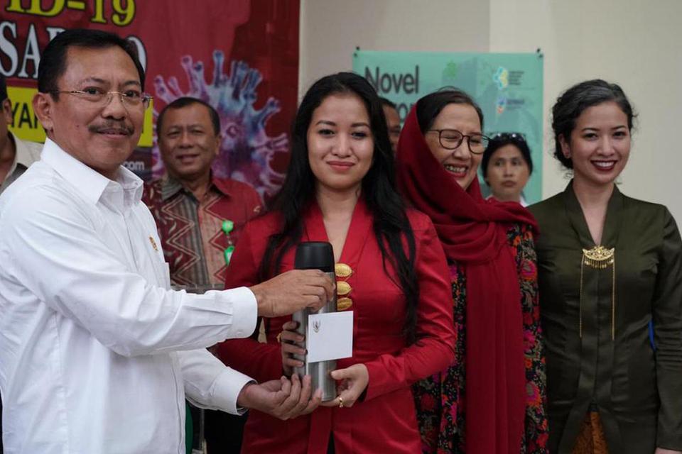 Menteri Kesehatan Terawan Agus Putranto (kiri) memberikan jamu dari Presiden Joko Widodo kepada pasien positif COVID-19 yang telah dinyatakan sembuh di RSPI Sulianti Saroso, Jakarta, Senin (16/3/2020). Pasien positif COVID-19 kasus nomor 01, 02 dan 03 tel