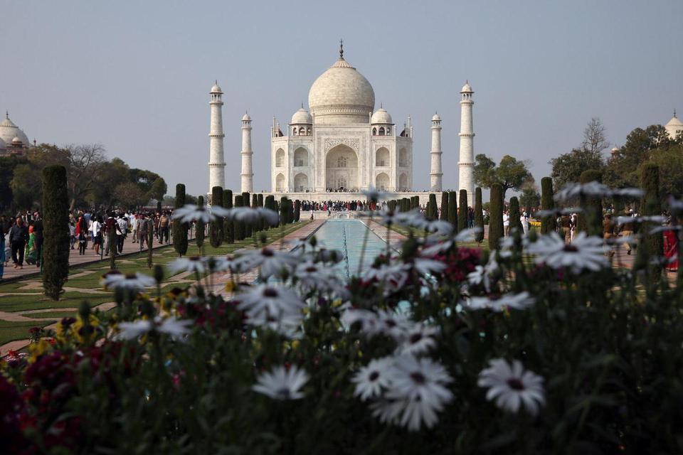 Rupak De Chowdhuri ARSIP FOTO: Suasana bangunan bersejarah Taj Mahal di Agra, India, Minggu (23/2/2020). Taj Mahal kembali dibuka meski kasus Covid-19 di India masih tinggi.