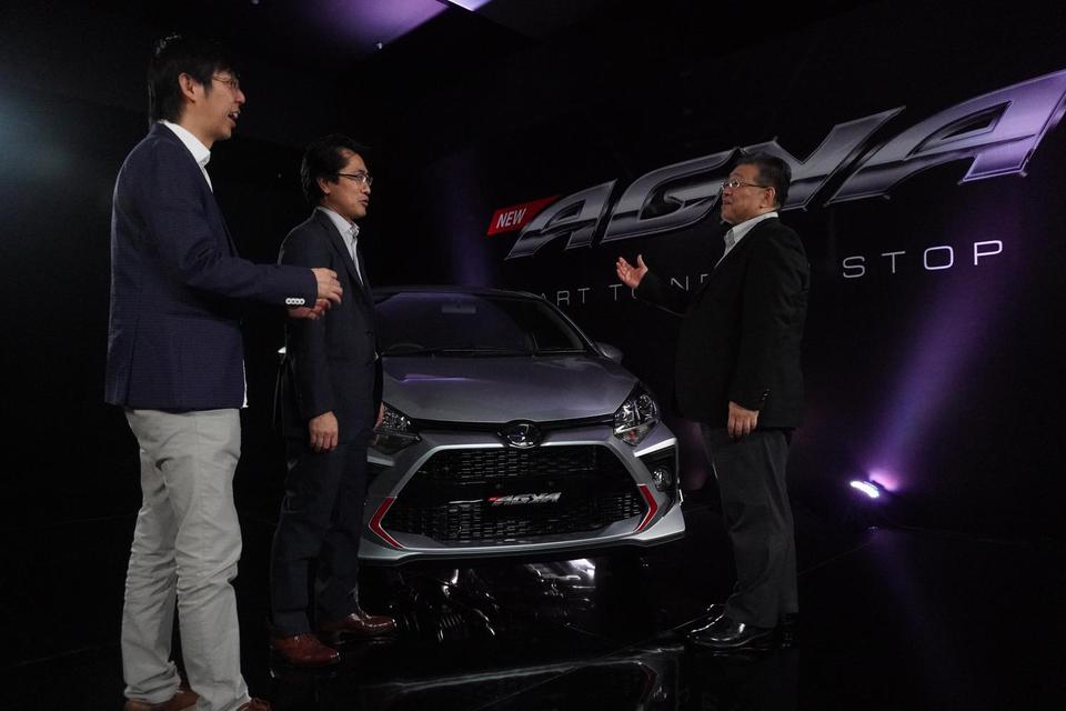 Presiden Direktur PT Toyota-Astra Motor (TAM) Susumu Matsuda (kanan) berbincang dengan jajaran direktur pemasaran TAM Anton Jimmi Suwandy (kiri) dan Kazunori Minamide (tengah) di depan New Agya TRD S, varian tertinggi dalam line- up New Agya, pada peluncu