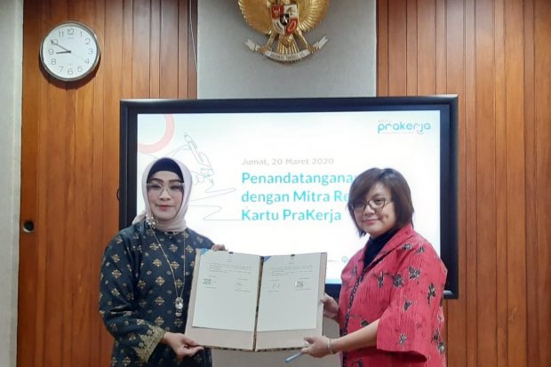 Direktur Layanan dan Jaringan BNI Adi Sulistyowati (kiri) Direktur Eksekutif Manajemen Pelaksana Denni Puspa Purbasari (kanan) menandatangani Nota Kesepahaman (MoU) terkait Program Kartu Pra Kerja di Jakarta, Jumat (20 Maret 2020). 