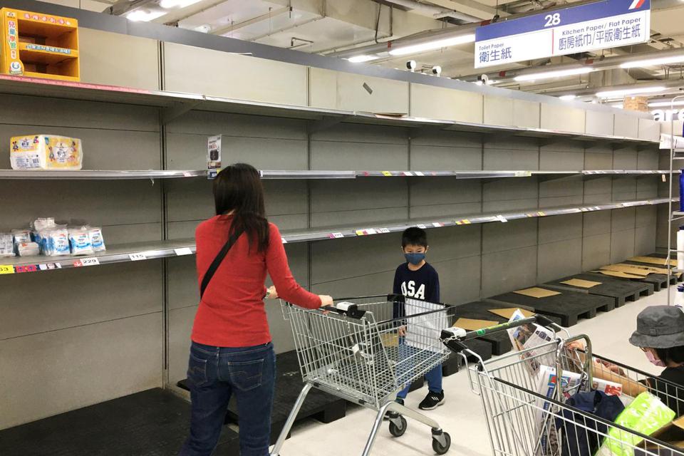 Ben Blanchard Seorang pelanggan dengan masker terlihat diantara rak mie instan yang kosong di supermarket Carrefour, akibat meluasnya penyebaran virus COVID-19, di Taipei, Taiwan, Sabtu (21/3/2020).
