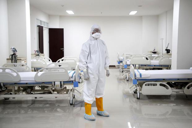 Petugas medis bersiap di ruang perawatan Rumah Sakit Darurat Penanganan COVID-19 Wisma Atlet Kemayoran, Jakarta, Senin (23/3/2020). Pemerintah Provinsi DKI Jakarta menyediakan aset hotel untuk menjadi tempat tinggal sementara para petugas medis yang menan