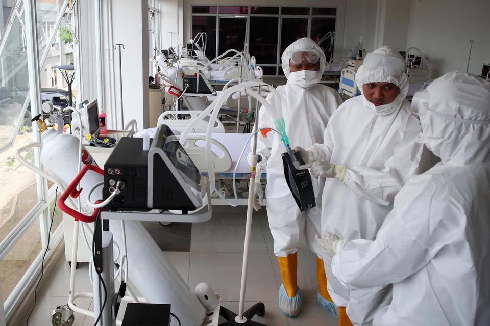Petugas medis memeriksa kesiapan alat di ruang ICU Rumah Sakit Darurat Penanganan COVID-19 Wisma Atlet Kemayoran, Jakarta, Senin (23/3/2020). Presiden Joko Widodo yang telah melakukan peninjauan tempat ini memastikan bahwa rumah sakit darurat ini siap dig