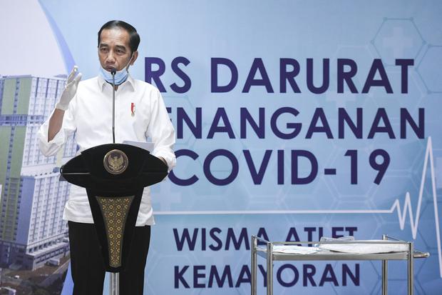 Presiden Joko Widodo memberikan keterangan pers saat meninjau Rumah Sakit Darurat Penanganan COVID-19 Wisma Atlet Kemayoran, Jakarta, Senin (23/3/2020). Presiden Joko Widodo menyatakan pemerintah merilis sembilan kebijakan bantuan untuk menjaga daya beli 