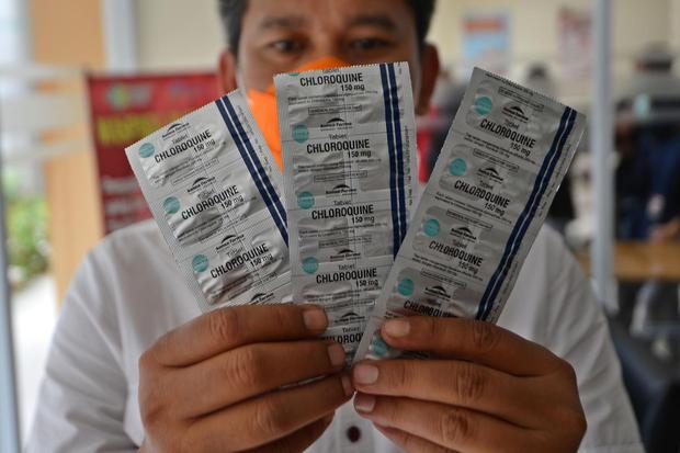 Petugas menunjukkan obat Chloroquine yang akan diserahkan kepada RSPI Sulianti Saroso di Jakarta, Sabtu (21/3/2020). WHO Desak RI Setop Hidroksiklorokuin dan Klorokuin untuk Obati Corona