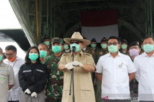 Menhan Prabowo Subianto saat serah terima alat kesehatan dari Tiongkok di Lanud Halim Perdanakusuma, Jakarta, Senin (23/3).