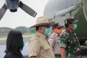 Menteri Pertahanan Prabowo Subianto saat menerima alat kesehatan yang dibawa TNI AU dari Tiongkok di Lanud Halim Perdanakusuma, jakarta, Senin (23/3).