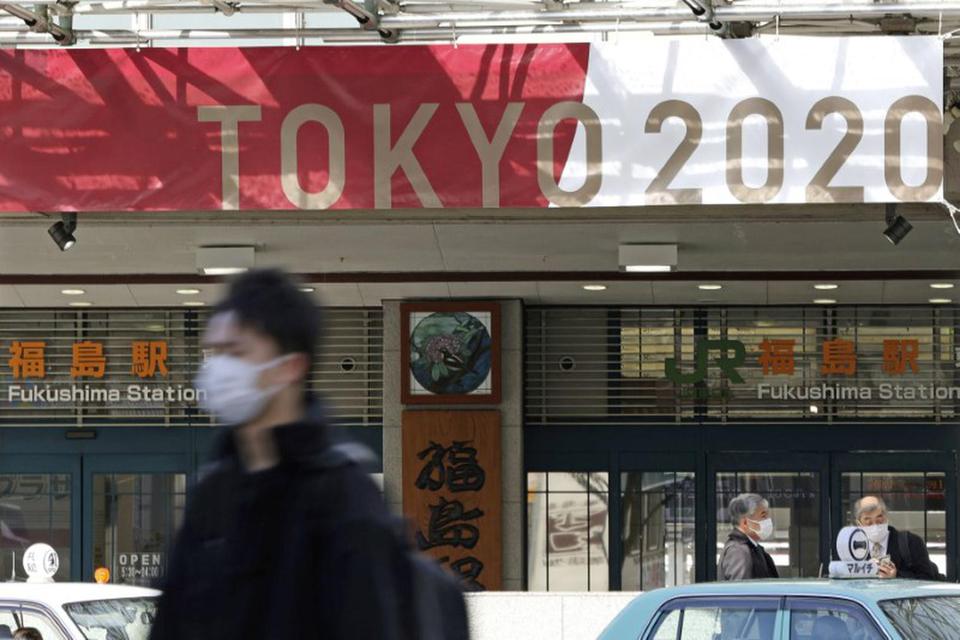 Spanduk Olimpiade Tokyo 2020 dipasang di depan stasiun di Fukushima, Jepang, Selasa (24/3/2020).