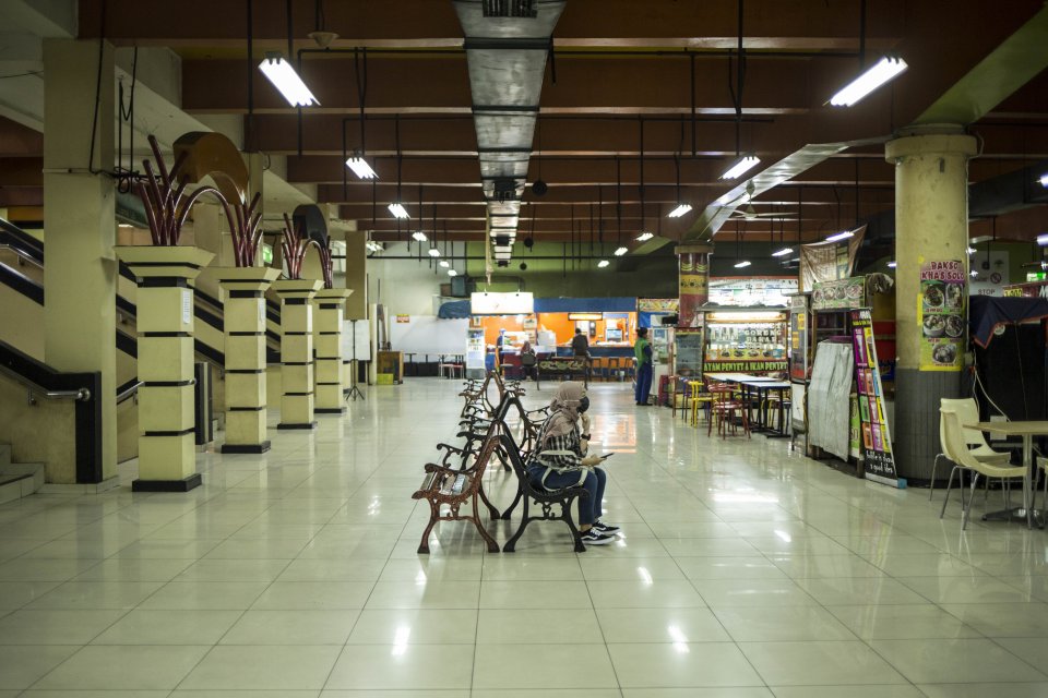 Suasana Mall Blok M, Jakarta Selatan yang tampak sepi, Selasa (24/3/2020). Kinerja penjualan ritel di pusat perbelanjaan turun drastis, sebesar 95%. Kondisi ini membuat 150.000 karywan dirumahkan.