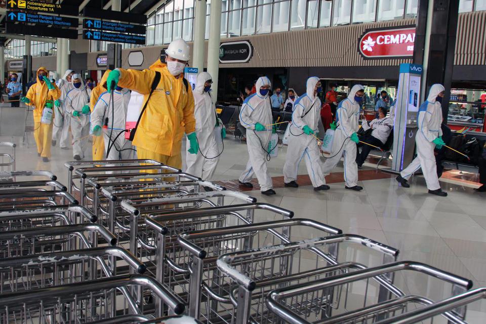 Petugas bandara melakukan penyemprotan cairan disinfektan di Terminal 1 Bandara Soekarno Hatta, Tangerang, Banten, Rabu (25/3/2020). PT. Angkasa Pura II selaku pengelola bandara Soekarno Hatta menurunkan delapan puluh orang untuk melakukan penyemprotan di