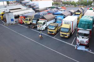 KENDARAAN PENGANGKUT LOGISTIK MENGANTRE DI PELABUHAN