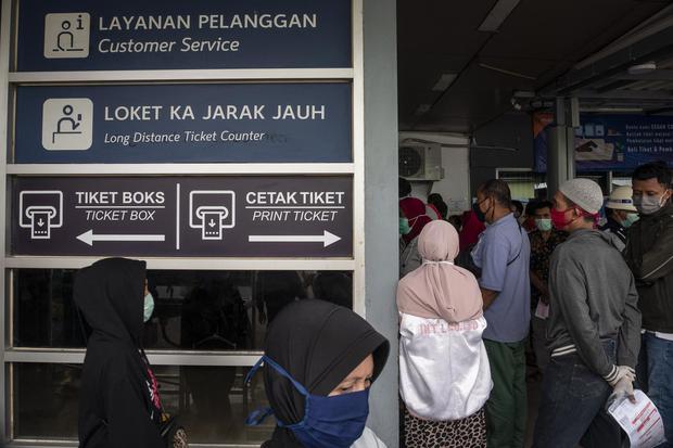 Calon penumpang antre untuk melakukan pembatalan perjalanan kereta api di Stasiun Pasar Senen, Jakarta, Sabtu (28/3/2020). PT Kereta Api Indonesia (Persero) membatalkan sejumlah jadwal perjalanan kereta jarak jauh, kereta lokal, maupun kereta Bandara lint