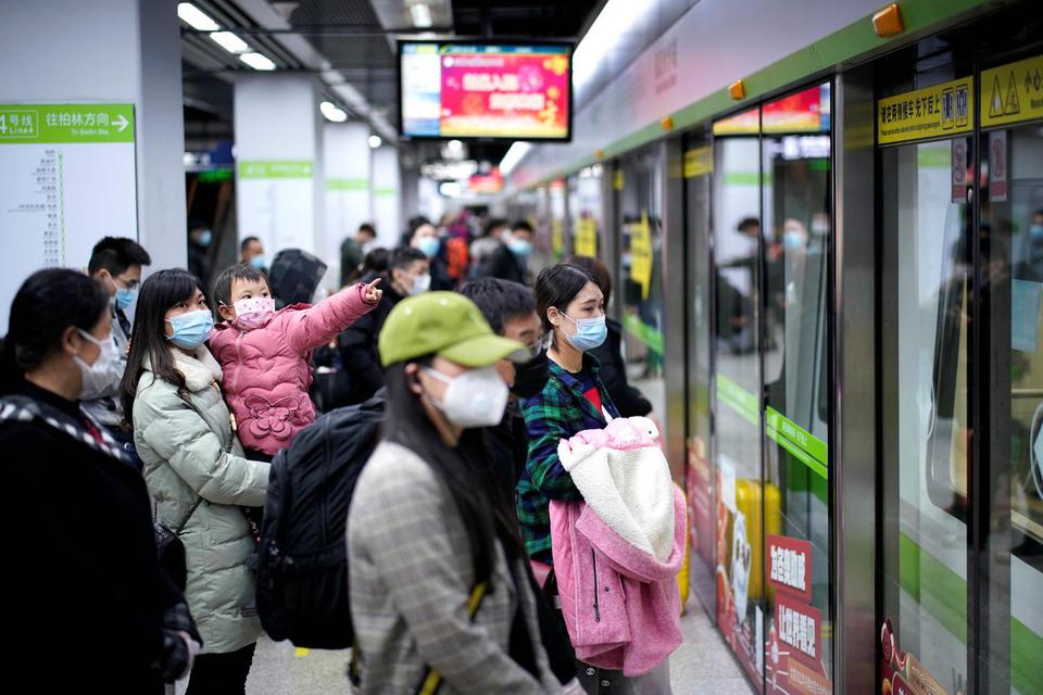 Aly Song Warga menggunakan masker penutup wajah menunggu kereta bawah tanah di hari pertama dibukanya kembali layanan kereta yang dihentikan akibat wabah virus corona (COVID-19), di Wuhan, provinsi Hubei, pusat penularan wabah, China, Sabtu (28/3/2020).