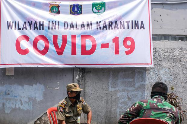 Petugas keamanan berjaga di depan Masjid Jami Kebon Jeruk, Jakarta, Minggu (29/3/2020). Sebanyak 183 jamaah Masjid Jami Kebon Jeruk diisolasi di dalam masjid karena berstatus Orang Dalam Pemantauan (ODP). Tiga orang di antaranya diketahui positif COVID-19
