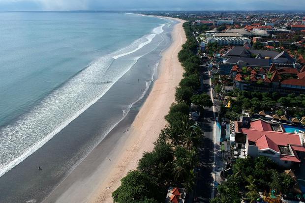 Ilustrasi, suasana kawasan wisata Pantai Kuta yang ditutup sementara. Perhimpunan Hotel dan Restoran Indonesia (PHRI) menilai, industri pariwisata sulit pulih paska meredanya pandemi Covid-19.