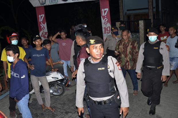 Polisi membubarkan warga yang berkumpul di pinggir jalan di Kabupaten Gowa, Sulawesi Selatan, Minggu (29/3/2020). Patroli malam itu dilakukan sebagai upaya mencegah penyebaran COVID-19.