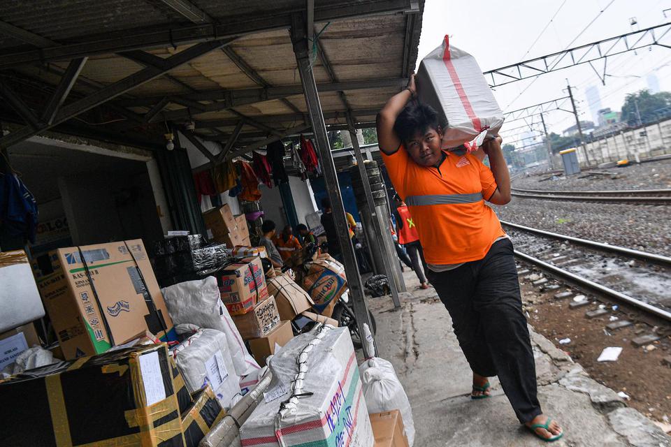 Ilustrasi, pekerja mengangkut barang yang akan dikirim melalui kereta api di Stasiun Pasar Senen, Jakarta Pusat. Asosiasi Logistik Indonesia (ALI) memperkirakan adanya lonjakan pengiriman barang selama PSBB, dengan perkiraan lonjakan 80%.