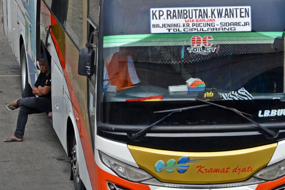 Ilustrasi, bus Terminal Kampung Rambutan. Perusahaan operator bus mengalami penurunan okupansi, hingga 20% imbas pandemi corona.
