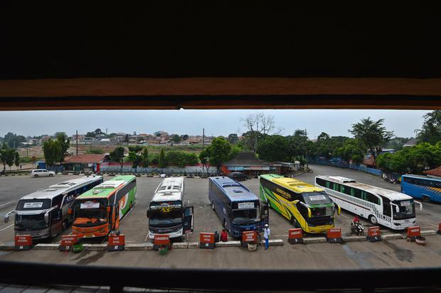 Sejumlah bus terparkir di Terminal Kampung Rambutan, Jakarta, Senin (30/3/2020). Rencana Pemerintah Provinsi DKI Jakarta melarang sementara operasional bus antarkota antarprovinsi (AKAP), bus antar jemput antarprovinsi (AJAP), dan bus pariwisata di Ibukot