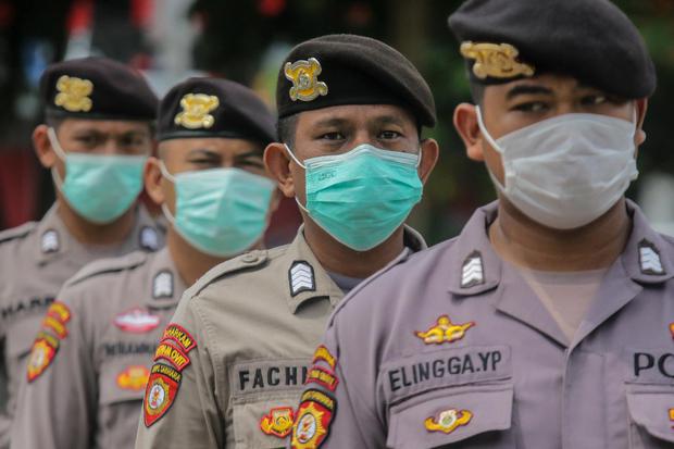 Anggota Polri mengenakan masker saat bertugas di Kota Pangkalpinang, Kepulauan Bangka Belitung, Selasa (31/3/2020). Berdasarkan data Juru Bicara Pemerintah untuk Penanganan COVID-19 Achmad Yurianto hingga Selasa (31/3) sore, jumlah kasus positif COVID-19 