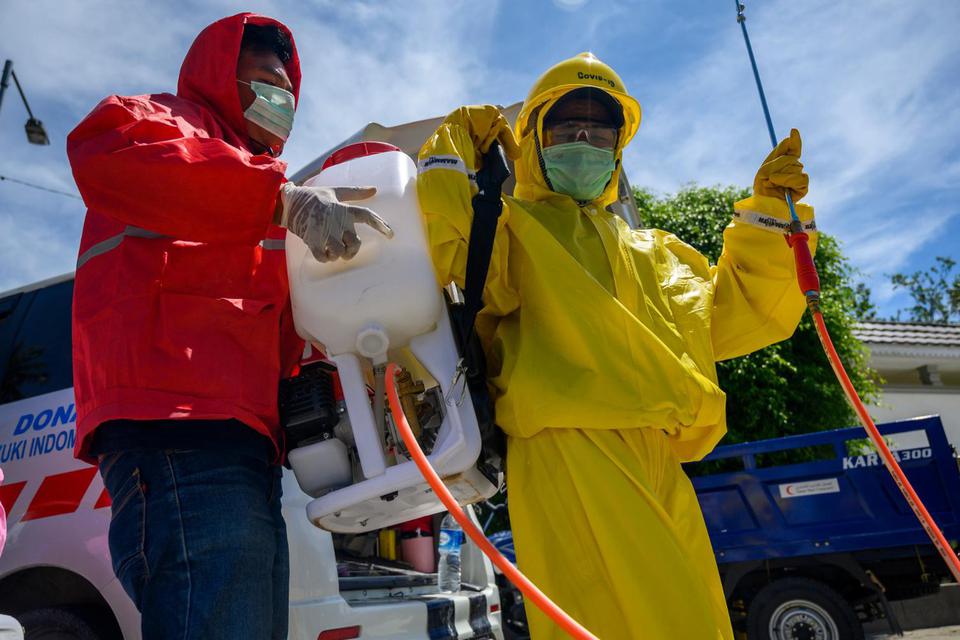 Relawan Palang Merah Indonesia (PMI) mempersiapkan penyemprotkan cairan disinfektan di Kantor DPRD Kota Palu, Sulawesi Tengah, Selasa (31/3/2020). Penyemprotan itu untuk mencegah penularan virus Corona menyusul telah ditetapkannya salah seorang anggota DP