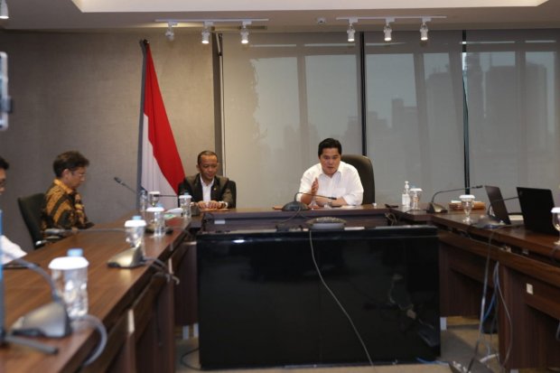 Menteri BUMN Erick Thohir dan Direktur Utama PT Bahana Pembangunan Usaha Indonesia Robertus Bilitea