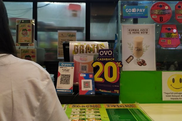Ilustrasi, salah satu merchant kuliner menyediakan layanan pembayaran seperti GoPay dan OVO. Dua platform pembayaran digital, OVO dan GoPay mencatatkan lonjakan transaksi sejak virus corona (Covid-19) mewabah di Indonesia.