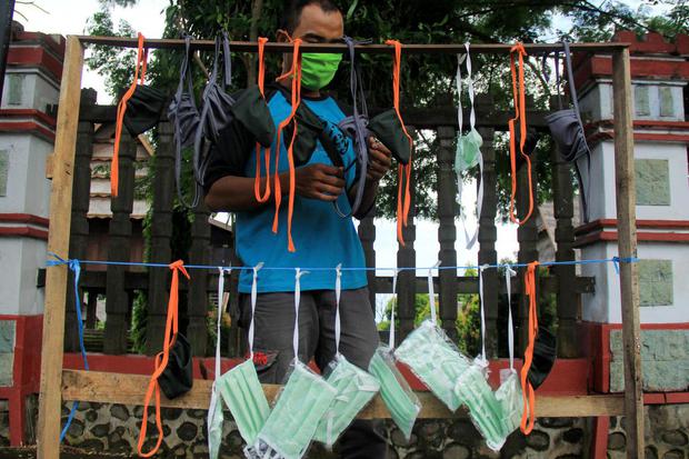 Pedagang menata masker kain di Mamuju, Sulawesi Barat, Rabu (1/4/2020). Masker kain seharga Rp10 ribu per lembar itu laris, menyusul kesulitan warga mendapatkan masker kesehatan untuk mencegah COVID-19.