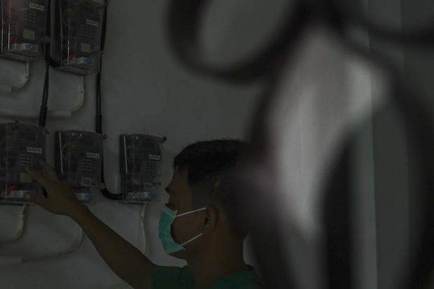 Warga memasukan pulsa token listrik di tempat tinggalnya, di Jakarta, Selasa (1/4/2020). Dampak penyebaran pandemi virus COVID-19, Pemerintah mmenggratiskan pembayaran listrik bagi 24 juta masyarakat miskin, untuk pelanggan berdaya listrik 450 VA gratis b