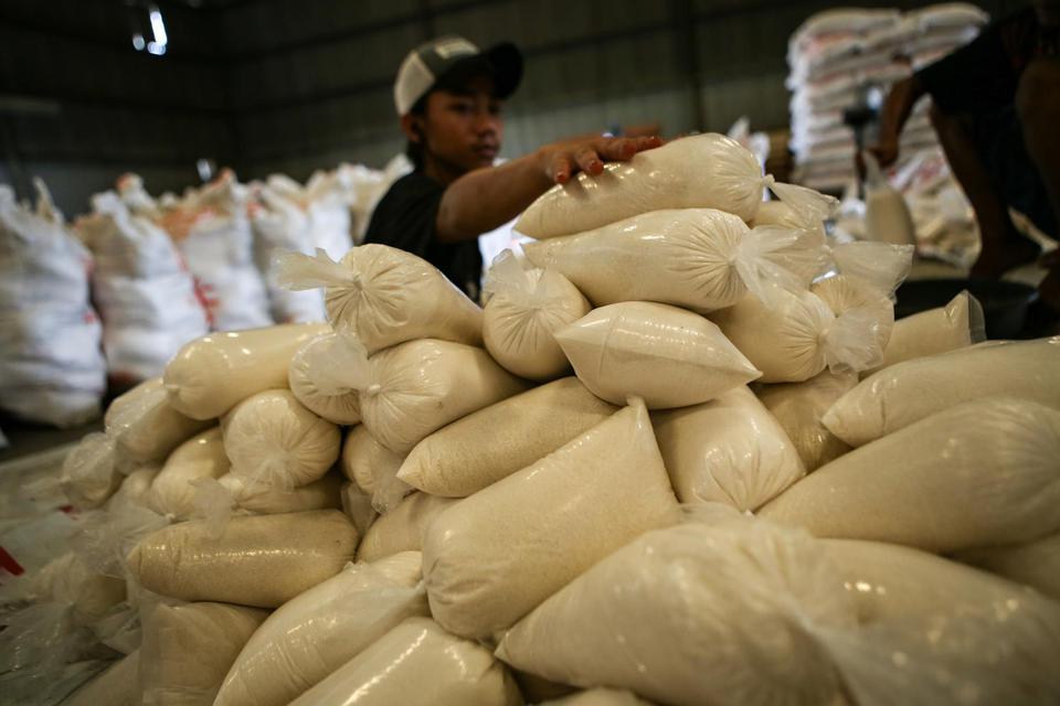 Pekerja menyiapkan gula pasir untuk disalurkan ke operasi pasar dan penyaluran Bantuan Pangan Non Tunai (BPNT) di Gudang Perum Bulog Sub Divisi Regional Tangerang, Kota Tangerang, Banten, Jumat (3/4/2020). 