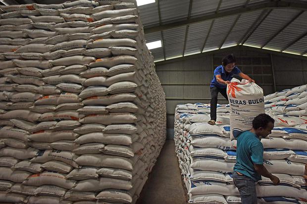Ilustrasi, stok beras di gudang Bulog. Menteri Pertanian Syahrul Yasin Limpo menyatakan, stok beras aman untuk memenuhi kebutuhan pangan, dengan cadangan stok sebanyak 3,5 juta ton dan produksi beras yang diproyeksi mampu mencapai 12,4 juta ton.