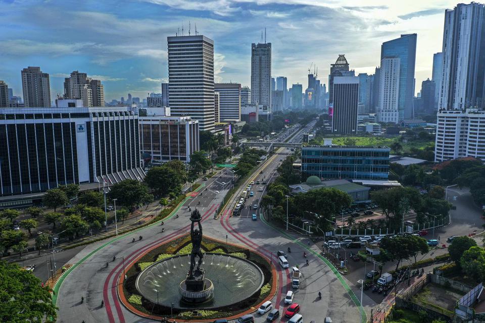 Foto udara suasana gedung bertingkat di kawasan Jalan Jendral Sudirman, Jakarta, Jumat (3/4/2020). Memasuki minggu ketiga imbauan kerja dari rumah atau work from home (WFH), kualitas udara di Jakarta terus membaik seiring dengan minimnya aktivitas di Ibu 