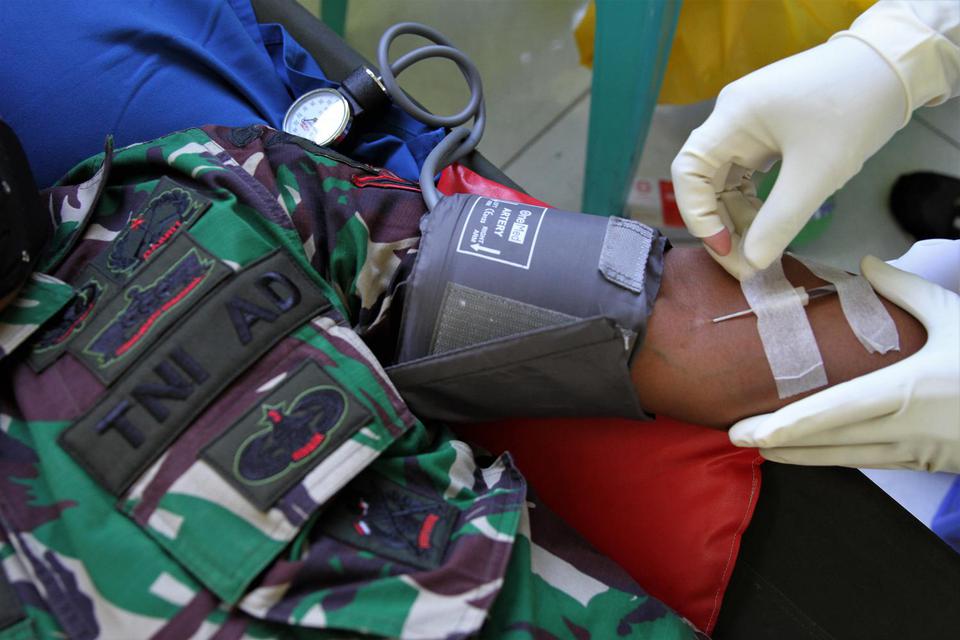 Prajurit TNI Angkatan Darat Kodim 1417 Kendari melakukan donor darah di Kodim 1417 Kendari, Kendari, Sulawesi Tenggara, Senin (6/4/2020). TNI Angkatan Darat Komando Distrik Militer 1417 Kendari sengaja melakukan donor darah karena kosongnya stok kantong 